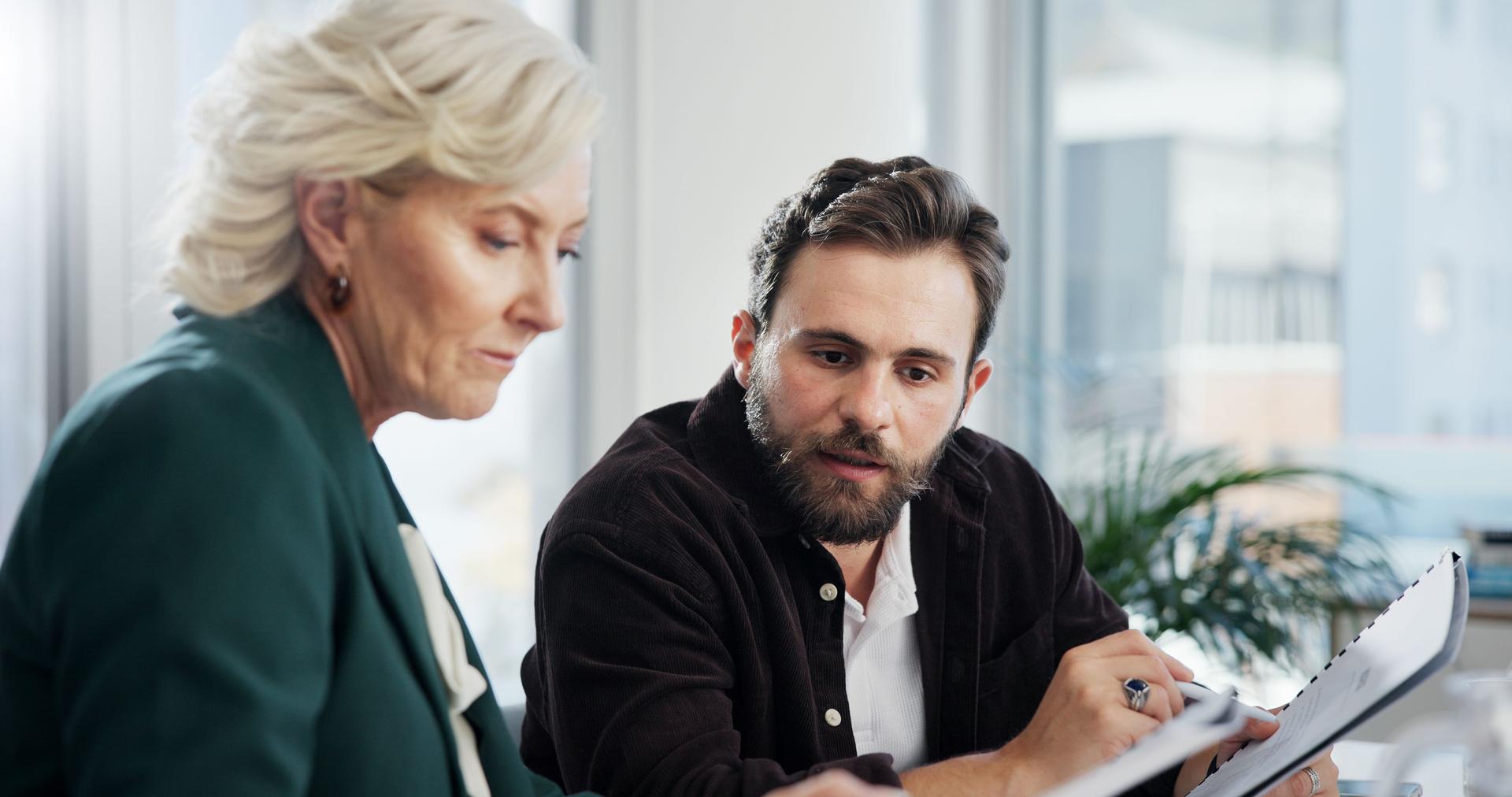 Client, réunion et paperasse avec les gens d’affaires au bureau pour la négociation, la rétroaction et la planification. Conseil, consultation et proposition avec l’employé en agence pour la politique contractuelle, l’examen et le projet