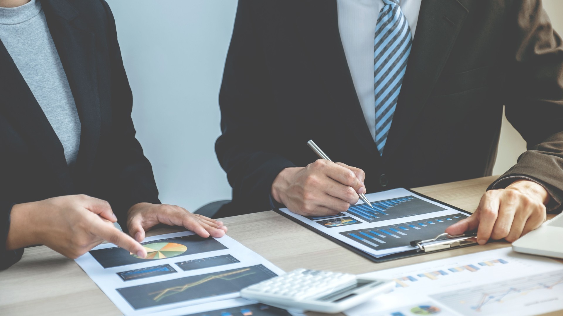 hommes d’affaires et femmes d’affaires se réunissent pour planifier des stratégies visant à accroître le revenu des entreprises. Faites un remue-méninges et discutez pour le succès de la nouvelle cible